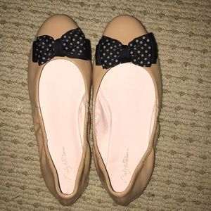 Flats with bow